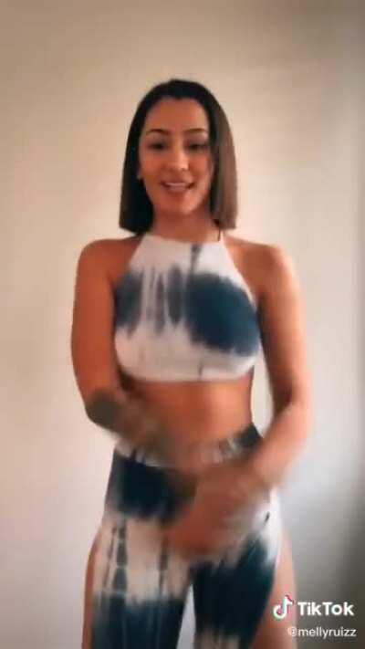 @mellyruizz with the 🍑