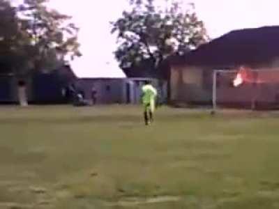 Linesman has diarrhea during match