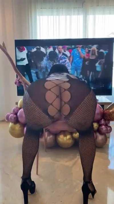 Raise your hands if you ready to tongue fuck my 40yo pussy 😝 (f)