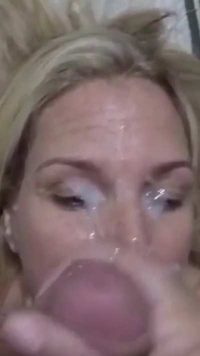 All of us moms should be there for their son like this