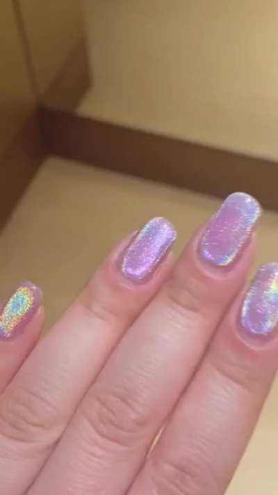 Kept seeing rainbow magnetic polish on Korean nail art pages and figured I’d try it out!