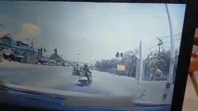 Man on bike gets hit by car on intersection