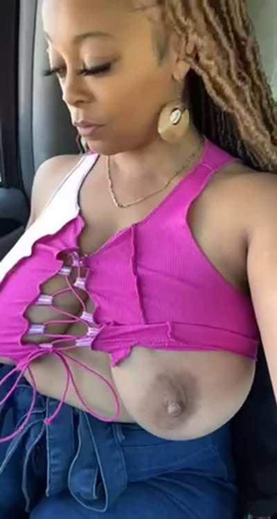 Watch her nipples stand up 😍🔥