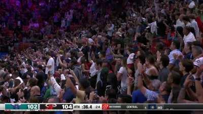 [Highlight] Jimmy Buckets spins and scores off the glass in the clutch