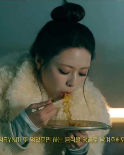 Yuna of ITZY enjoying noodles