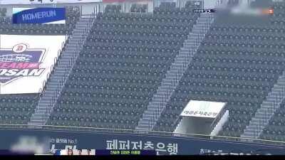 KT Wiz 20-year old phenom Baek-ho Kang hits a mammoth 135m (442 ft) home run and leaves the home crowd speechless