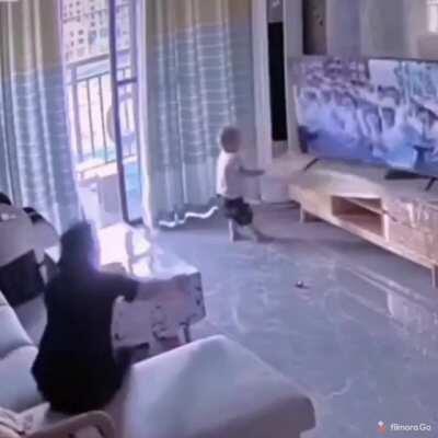 Why would you put a mat under the TV!?