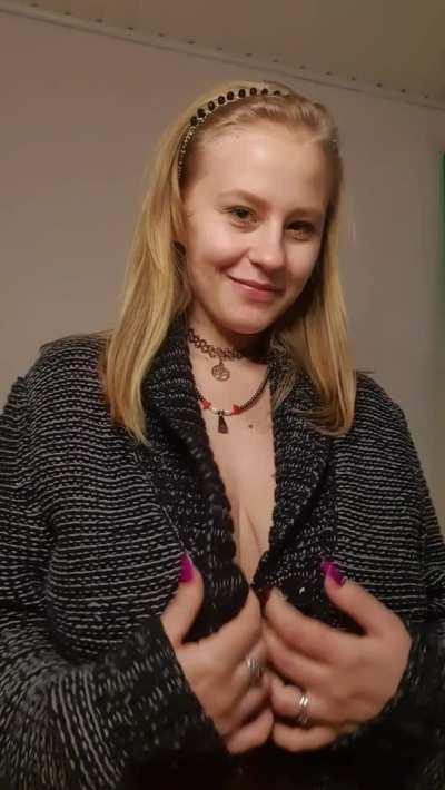 Well... you can't really see anything in this sweater... heh....but just unzip it and ....taadam!