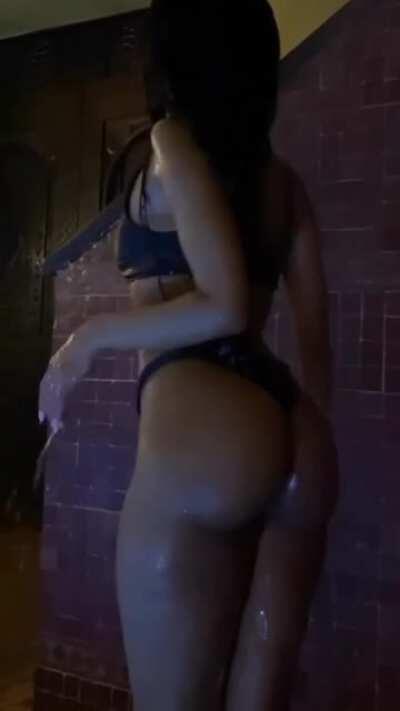 Water Glistening Off Her Skin😍😭