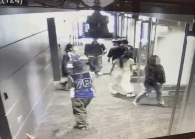 Video of illit bowing hanni 90°