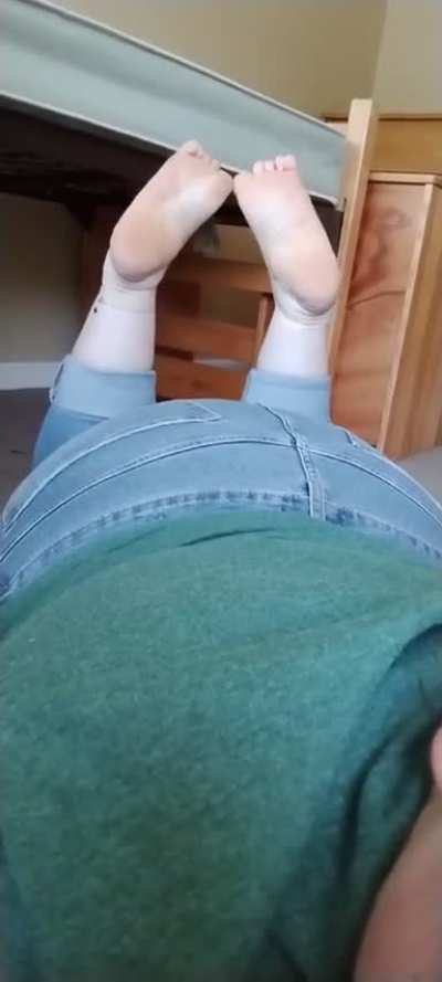 Would love to be stuck to her foot 🦶🏻