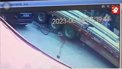 Chinese cyclist violently bursts and gets his head exploded off after falling under a truck