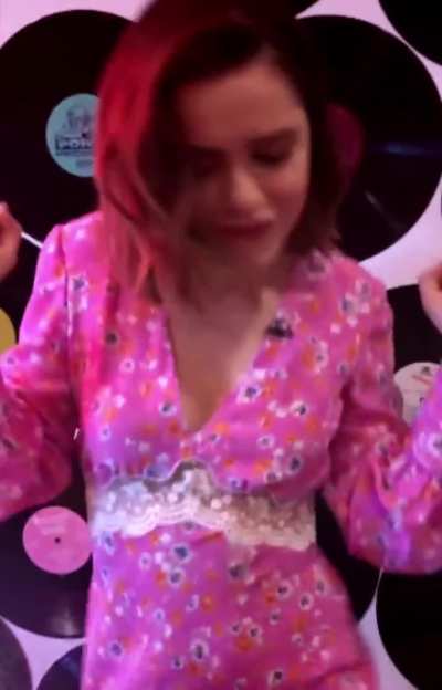 Kiernan Shipka, dancing