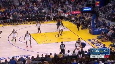 [Highlight] Klay makes an impossible corner shot off the backboard