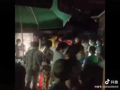 湖北省武汉市盘龙城封城，老百姓走上街头喊出了解封口号