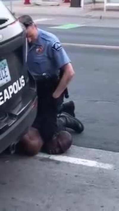 Minnesota cop chokes guy to death with his knee.