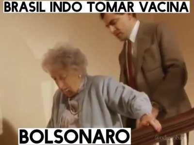 Imagens mostram o Presidente impedindo o Brasil de ir tomar vacina contra Covid-19