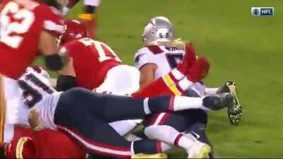 [Highlight] Mahomes fumbles the ball/gets picked, but it's an incomplete pass?