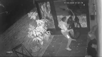 La Matanza: Delincuente fue sorprendido por las mujeres de la casa cuando intentaba apropiarse de una bicicleta