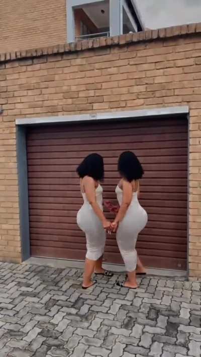 thicc twins 😍 [Phumele]