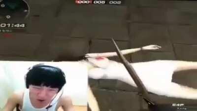 Dps de sua carreira como pro player ter sido arruinada por causa dos Viewers do muca muriçoca, Faker se encontra em um estado triste e deplorável. parabéns muca Viewers, nos conseguimos 🤪🤪🙌🙌💥💥💥🤡🔪