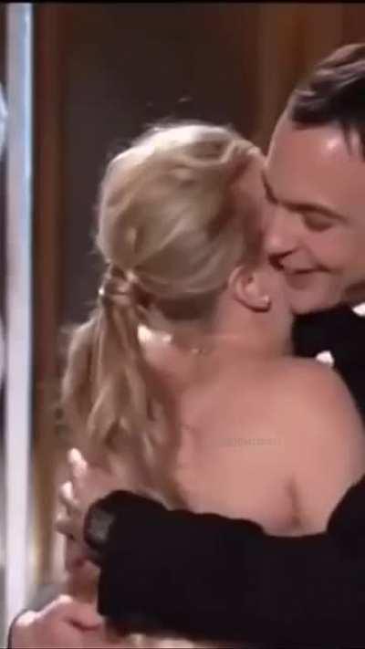 Kaley cuoco getting exited after announcing Jim parsons as a golden globe winner.
