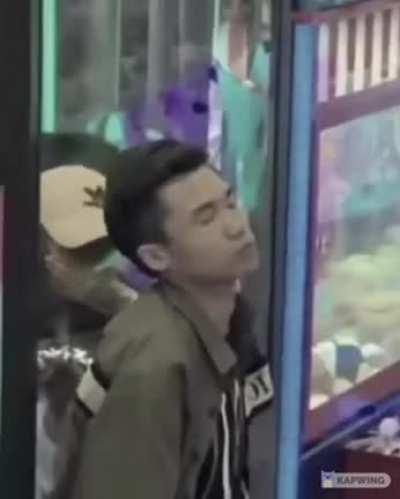 gUy UsEs BiOwEaPoN oN iNnOcEnT gIrL