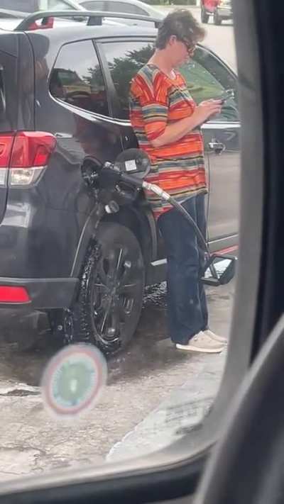 No wonder there’s isn’t any gas in Florida - :-/ imagine standing on your phone on public transportation :-/