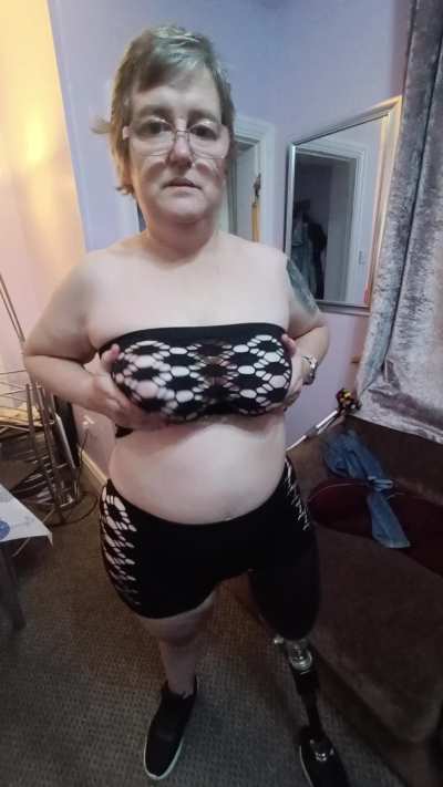 f47  amputee milf bouncing her boobs 