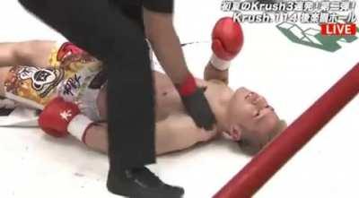 Tsubakihara Tatsuya sends Shoya out on a stretcher with a brutal high kick in the last minute of the fight.