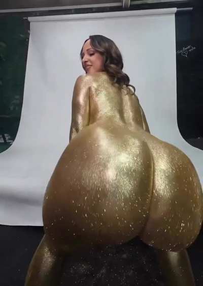 Jada twerks her huge golden naked ass