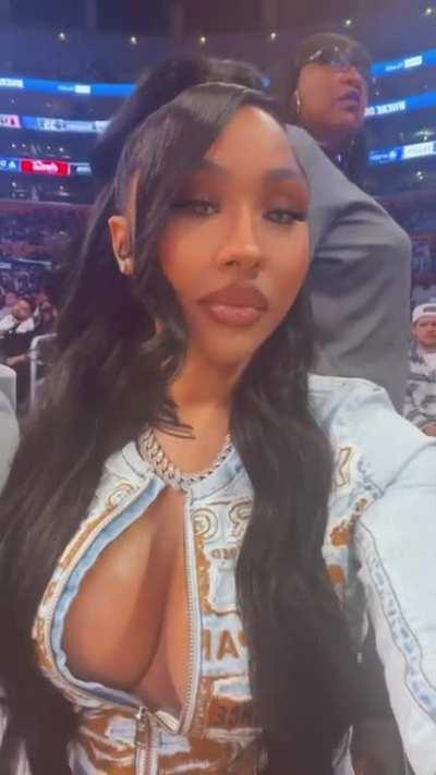 i wanna nut on them titties😩