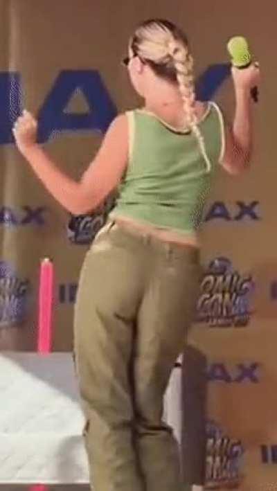 To bury my tongue in her ass🤤