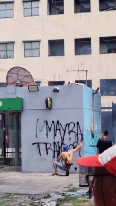 Incidentes en Quilmes: fuerza de choque que responde a Grabois toma el municipio y pintan las paredes: 