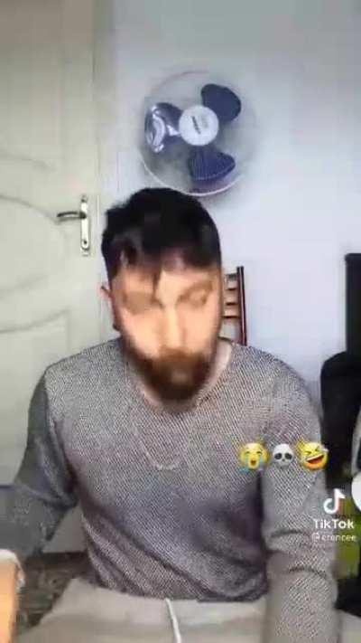 خوب مسخرش کرد