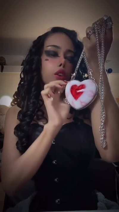 When I fall in love🖤🖤🖤 I adore heart shaped stuff and this locket by @malicious.x is a dark joy 🦇✨✨✨ (Sorry, my voice is out of shape… I promise to practice my singing this year 🖤