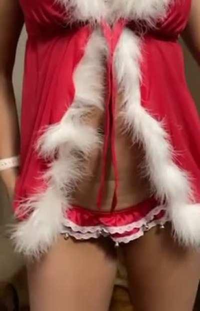 Even mommy gets excited for Santa to cum (f)50