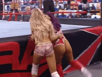 Charlotte completely humiliates pathetic Peyton with a wedgie and tosses the bimbo back into the ring.🤩🤩