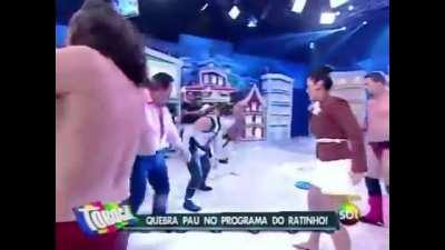 ratinho metendo a porrada ao som de The Only Thing They Fear Is You.mp4