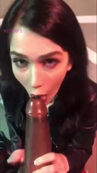 Gothic babe cant hold back.