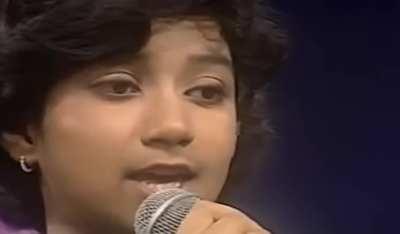 A 12 year old Shreya Ghoshal performs Tumse Milkar Na Jane on the Sa Re Ga Ma (1996).