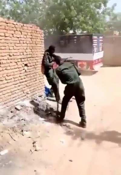Wild street fighting between RSF and the military in Khartoum, Sudan, April 15th 2023 (noise warning)