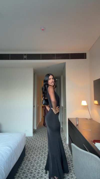 That dress is insane😍😏