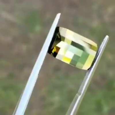 Professional gem cutter Jordan Wilkins attributes ‘opposed bar cuts’ to achieving the pixelated look, where the facets on the top of the stone are perpendicular to the facets on the bottom of the stone.