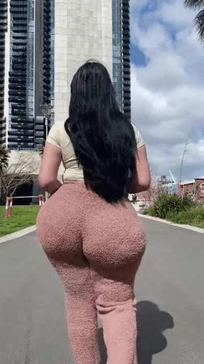 love seeing the jiggle as she walks.