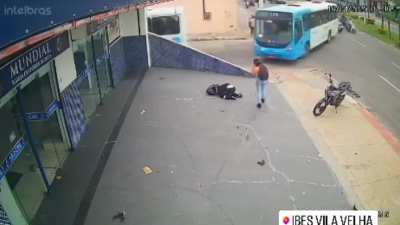 Motoqueiro ultrapassa ônibus pela direita