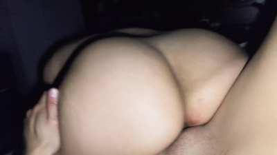 Culona latina cabalgando polla con la regla