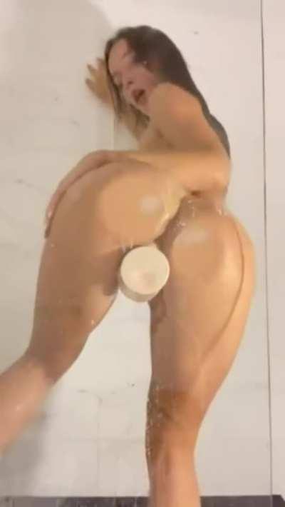 Asian babe gives us a great view!