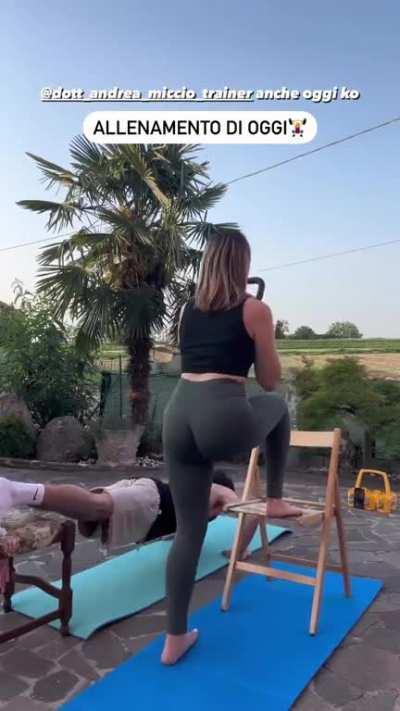 Aurora baruto si diverte a mostrarceli