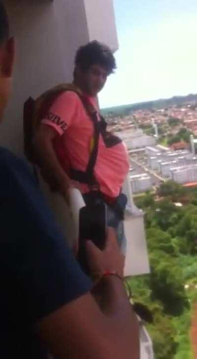 Aprendam a forma correta de pular de paraquedas da sacada